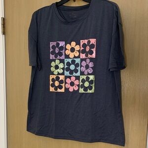 ♥️♥️ADORABLE FLOWER TEE SIZE MEDIUM♥️♥️